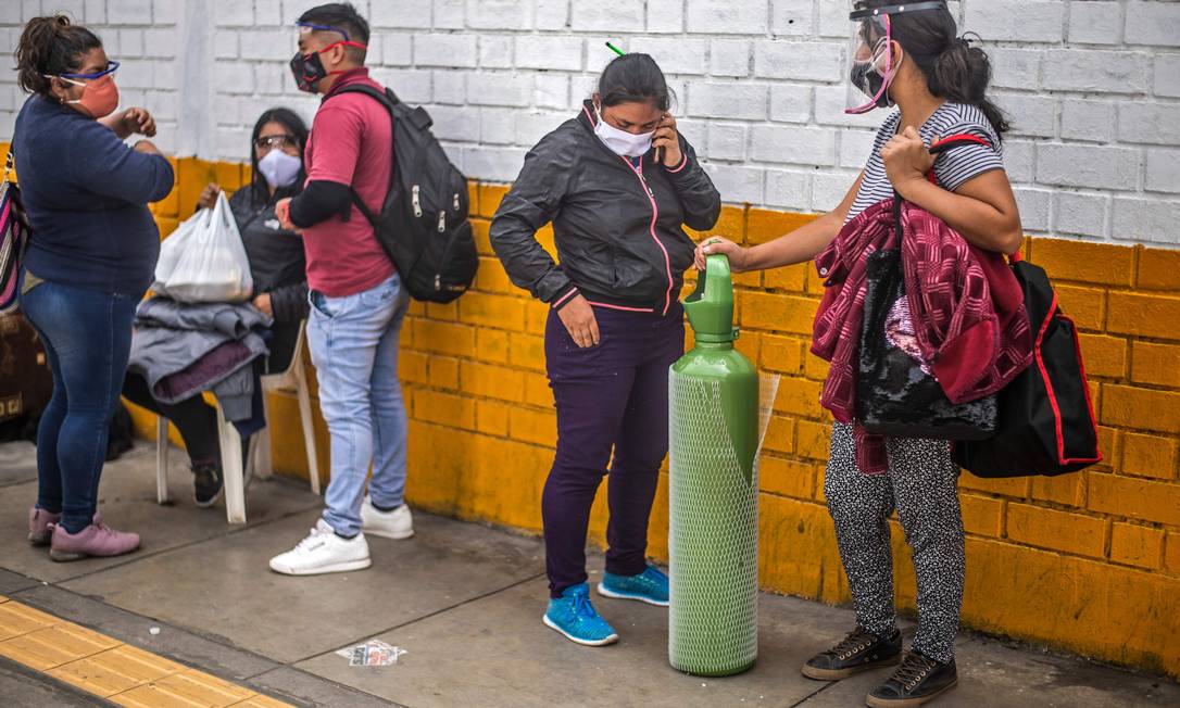 Num hospital de Lima, peruanos esperam para entregar um tanque de oxigênio para um parente hospitalizado com a Covid-19; país é o segundo com mais casos na América do Sul Foto: ERNESTO BENAVIDES / AFP