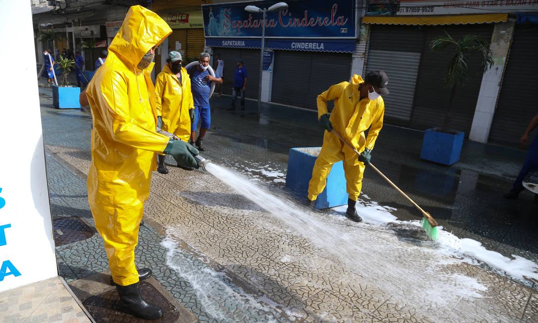 Funcionários higienizam calçadão de Coelho Neto, na Baixada Foto: Pedro Teixeira / Agência O Globo