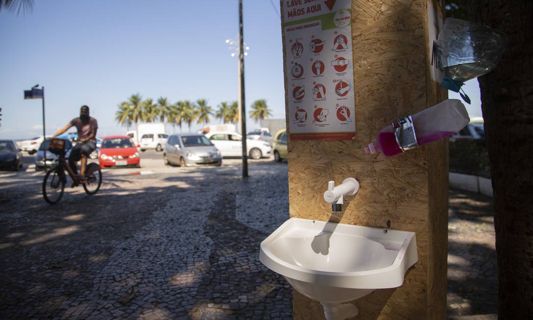 No Leme, uma das peças do projeto “Pias do Bem”, que espalha pias com água, sabão e toalha pelas ruas do Rio Foto: Gabriel Monteiro / Agência O Globo