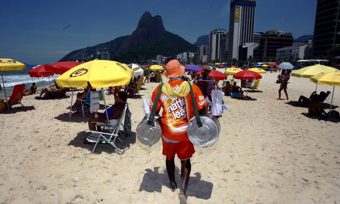 Venda de mate nas praias do Rio foi interrompida pela pandemia Foto: Pablo Jacob / Agência O Globo