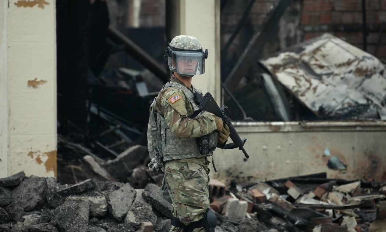 Entre a esperança da mudança e o medo do esquecimento, assassinato de ...