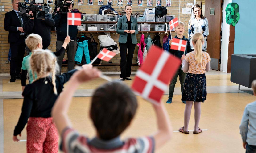 Primeira-ministra da Dinamarca, Mette Frederiksen, em visita à escola em Aalborg, em março desde ano Foto: HENNING BAGGER / AFP