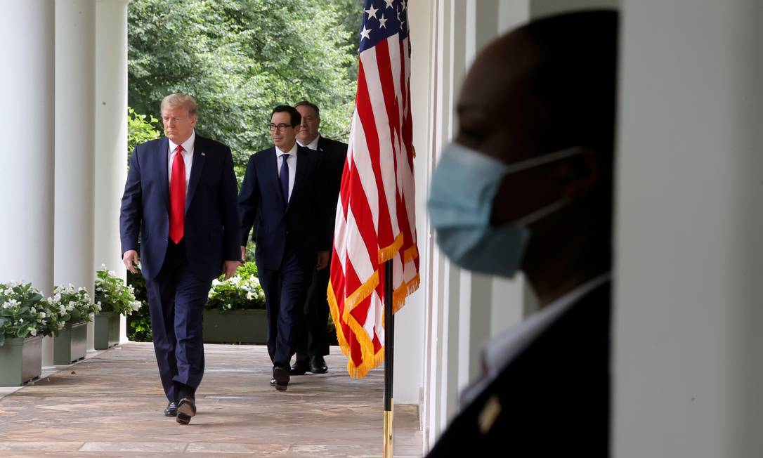 Donald Trump caminha pela Casa Branca antes de anúncio sobre a China e a OMS Foto: JONATHAN ERNST / REUTERS