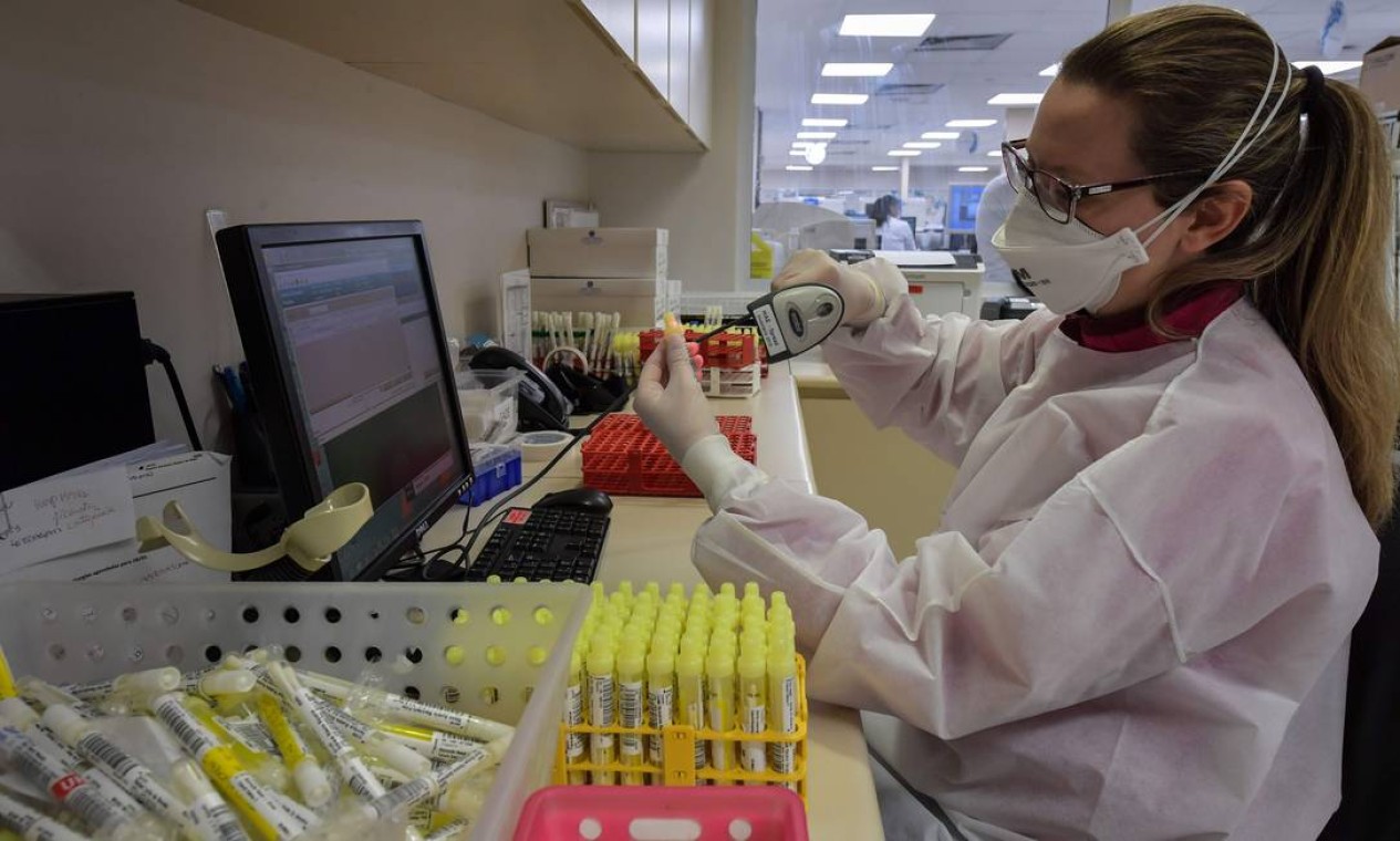 Uma pesquisador trabalha no laboratório de técnicas especiais onde foi desenvolvido um teste genético para diagnosticar o novo coronavírus, no Hospital Albert Einstein, em São Paulo. Novo método vai ampliar testagem em massa e é o primeiro com base no sequenciamento genético do vírus Foto: NELSON ALMEIDA / AFP