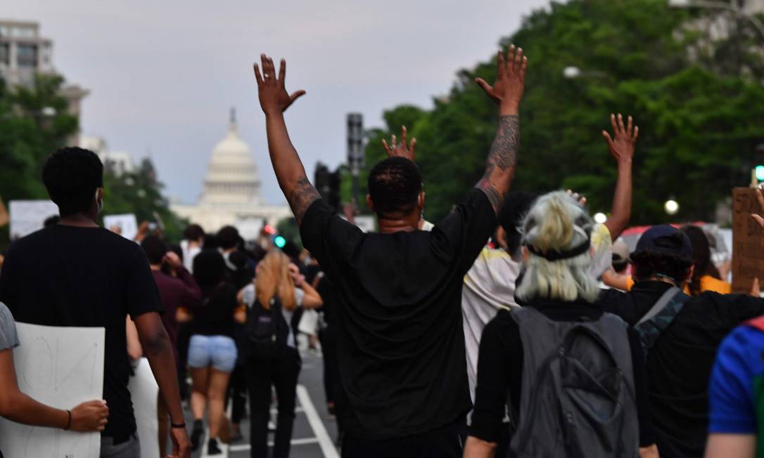 Manifestantes protestam diante da Casa Branca contra a morte de George Floyd: o homem negro de 46 anos foi sufocado por um policial branco Foto: NICHOLAS KAMM / AFP