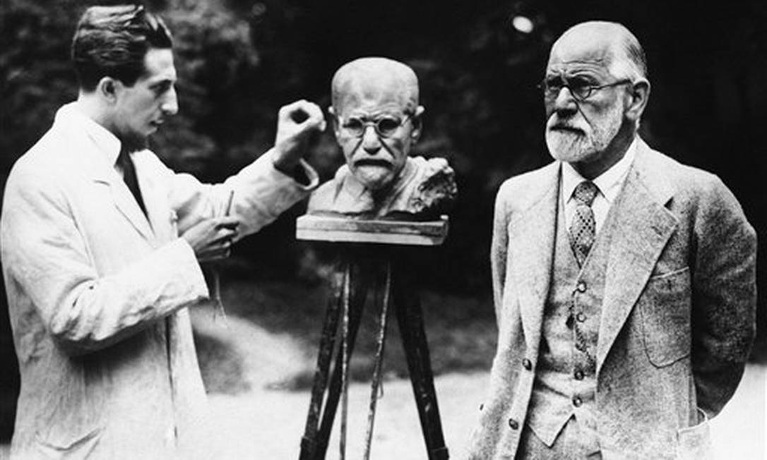 Fotografia de 1931, na qual o escultor croata Oscar Nemon trabalha em um busto de Sigmund Freud enquanto o pai da psicanálise posa para ele Foto: Uncredited / AP