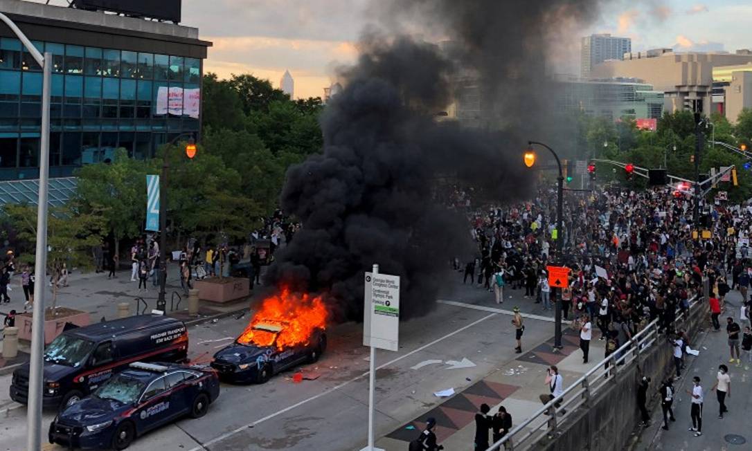 Protestos violentos contra morte de negro sufocado por policial se