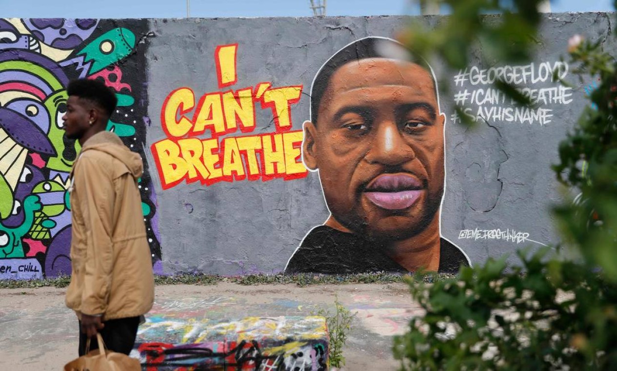 "Eu não consigo respirar", a frase dita por George Floyd, enquanto era sufocado até a morte pela polícia de Minnesota, nos EUA, foi retratado em forma de grafite na capital alemã, Berlim Foto: ODD ANDERSEN / AFP