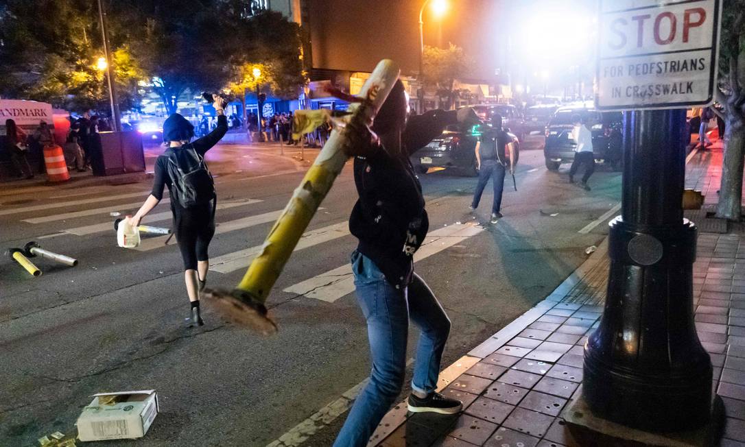 Manifestantes entram em choque com a polícia em Atlanta, na Geórgia, na noite de sexta-feira Foto: JOHN AMIS / AFP