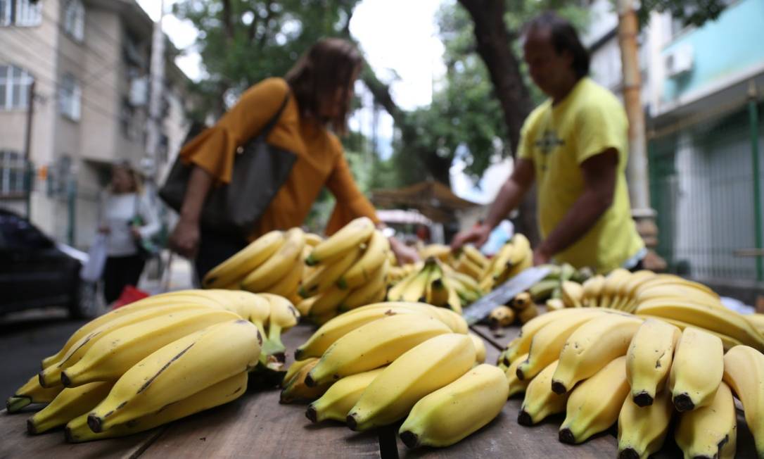 Bananas vendidas em feira livre na Tijuca, Zona Norte do Rio Foto: Pedro Teixeira / Arquivo / 23-05-2018 