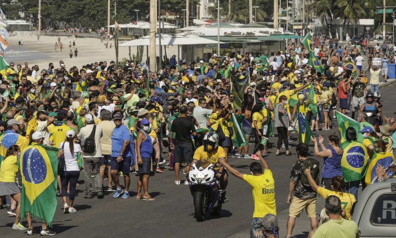 Manifestantes pró-governo realizam manifestação em Copacabana, Zona Sul do Rio Foto: Gabriel de Paiva / Agência O Globo