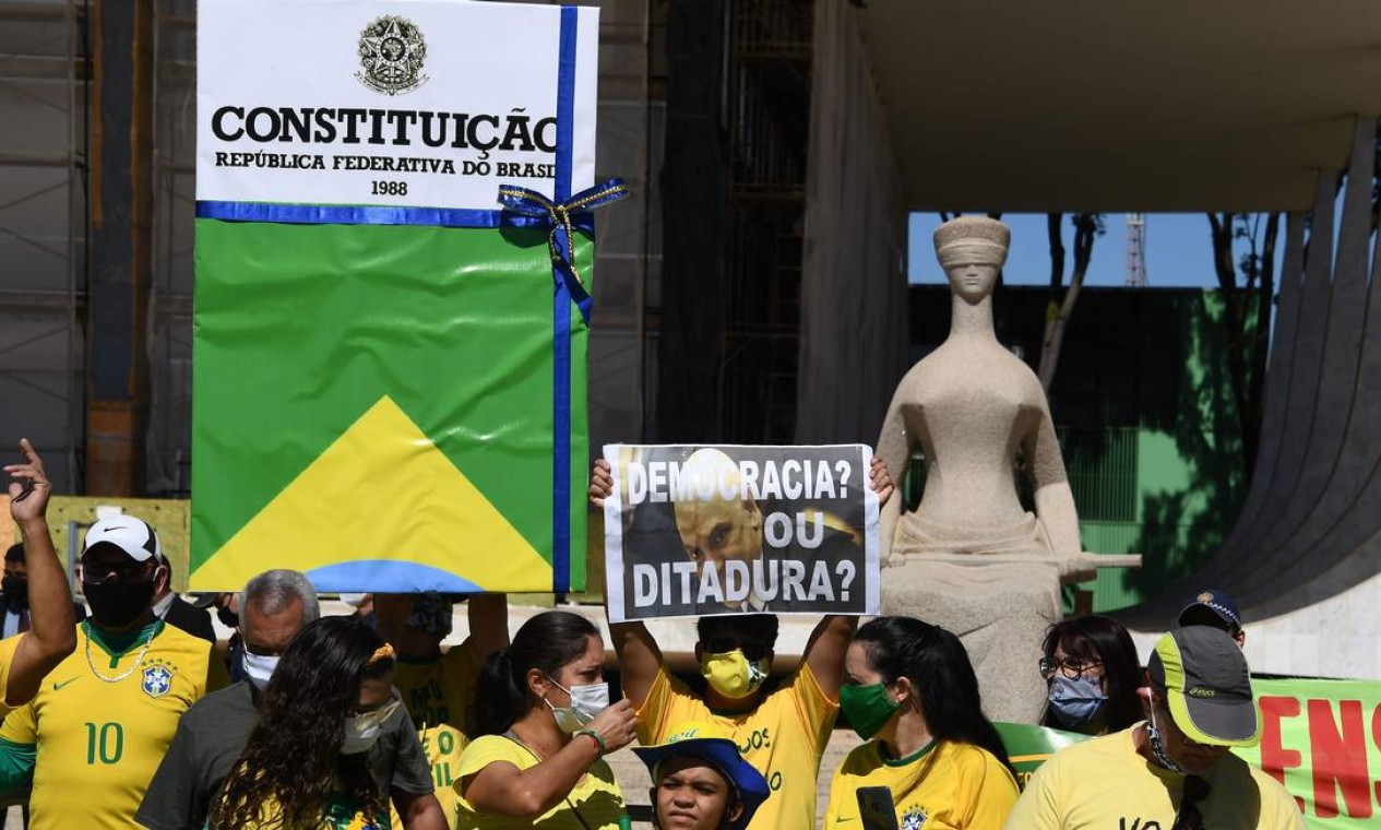 Manifestantes pró-Bolsonaro, em Brasília, exibem mensagens contra o ministro Alexandre de Moaraes em frente à sede do STF Foto: EVARISTO SA / AFP