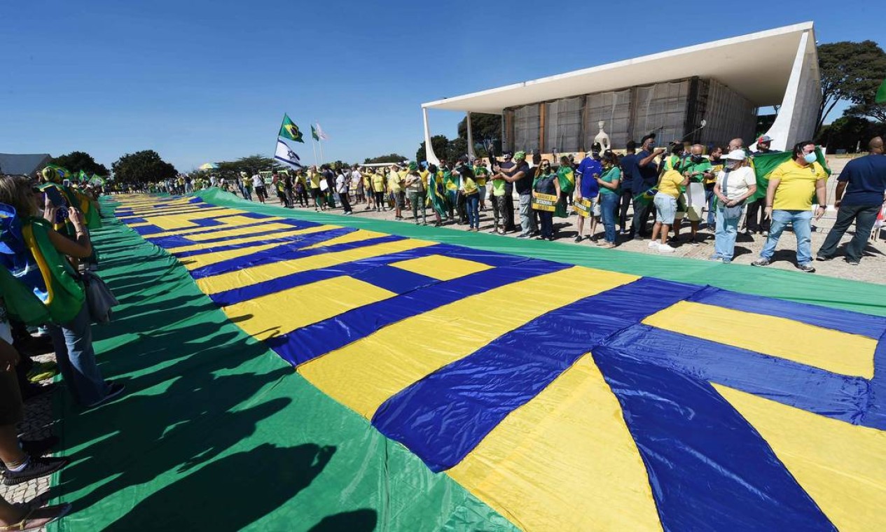 Apoiadores de Bolsonaro reunidos em frente à sede do STF, em Brasília, durante ato em favor do presidente e contra os demais Poderes Foto: EVARISTO SA / AFP