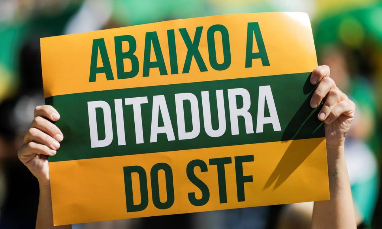 Manifestante aexibe cartaz com inscrição "Abaixo a ditadura do STF", em Brasília Foto: UESLEI MARCELINO / REUTERS