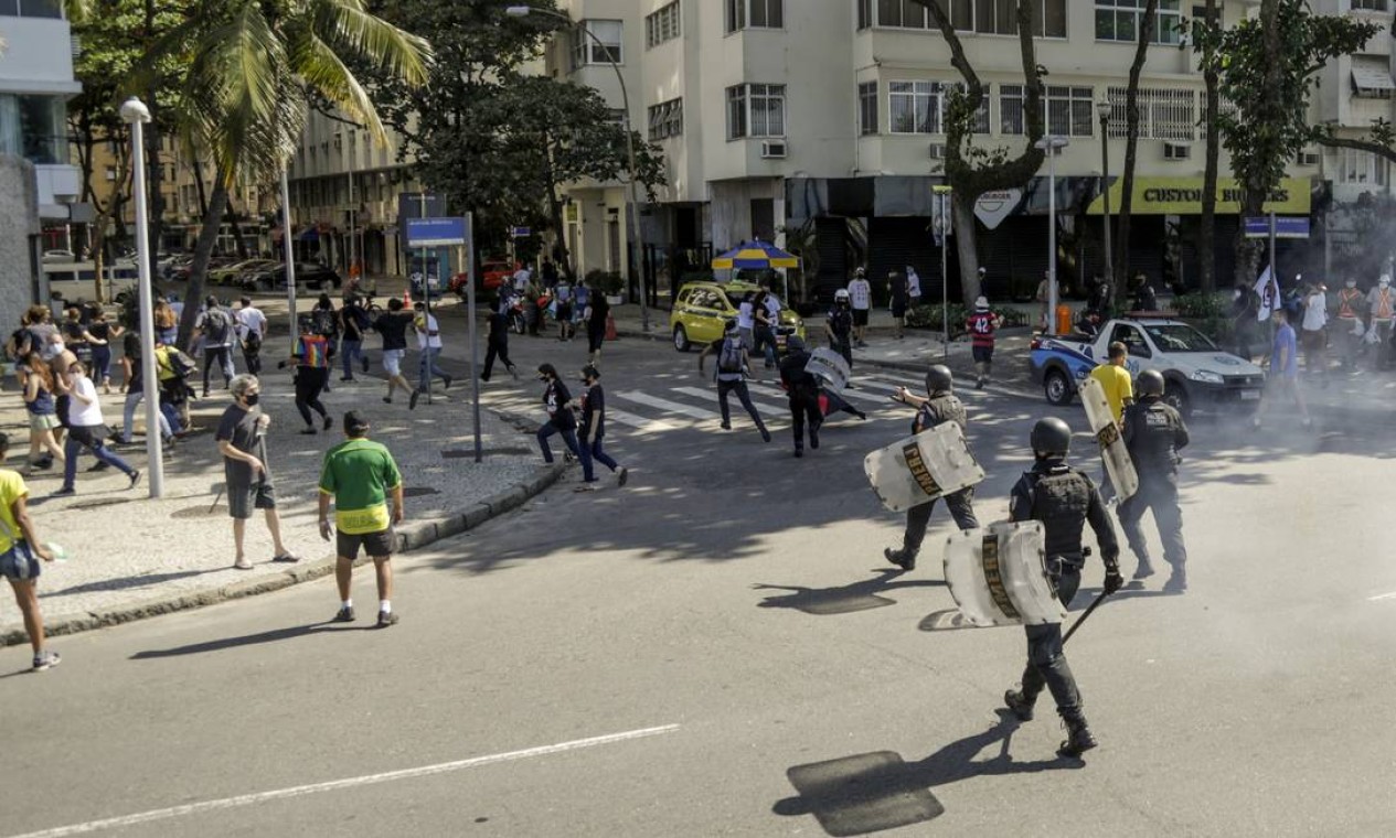 No Rio, confusão aconteceu em Copacabana, na Zona Sul do Rio. Manifestantes de um grupo contrário ao presidente Jair Bolsonaro foram dispersados com o uso de bombas de gás Foto: Gabriel de Paiva / Agência O Globo
