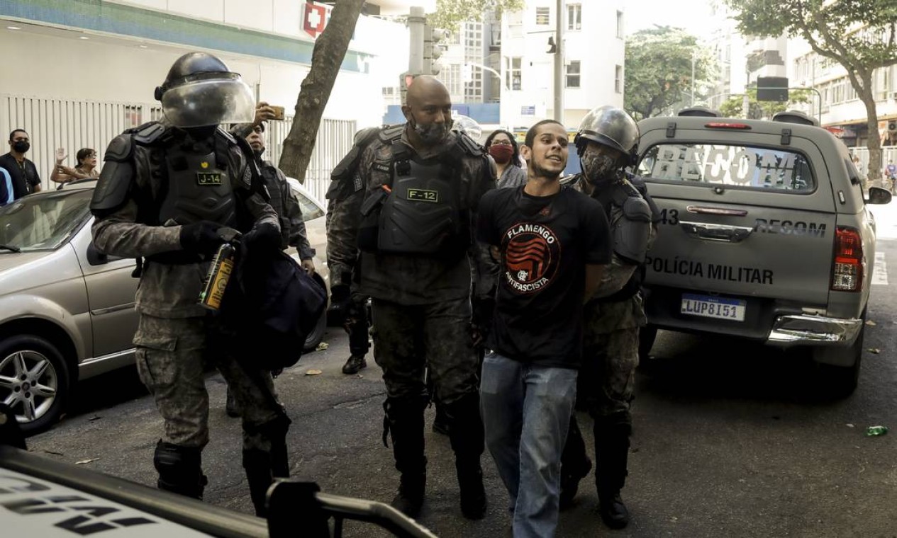 Integrante da torcida do Flamengo foi detido durante protesto em Copacabana Foto: Gabriel de Paiva / Agência O Globo