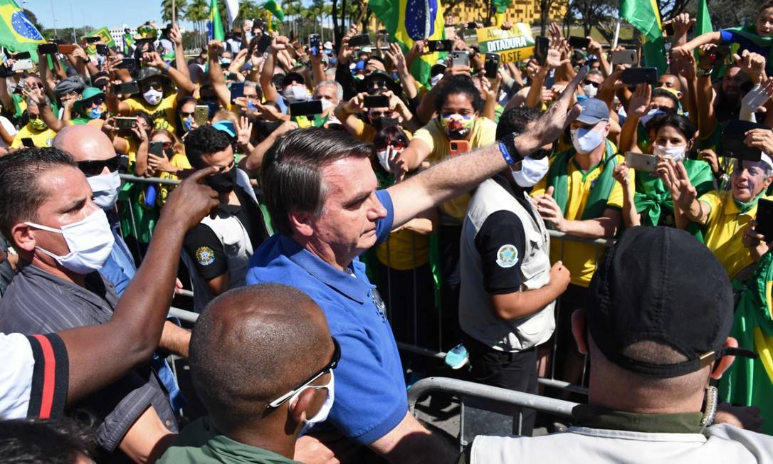 Sem máscara, Bolsonaro cumprimenta apoiadores em protesto em Brasília nesta domingo Foto: Ueslei Marcelino / REUTERS