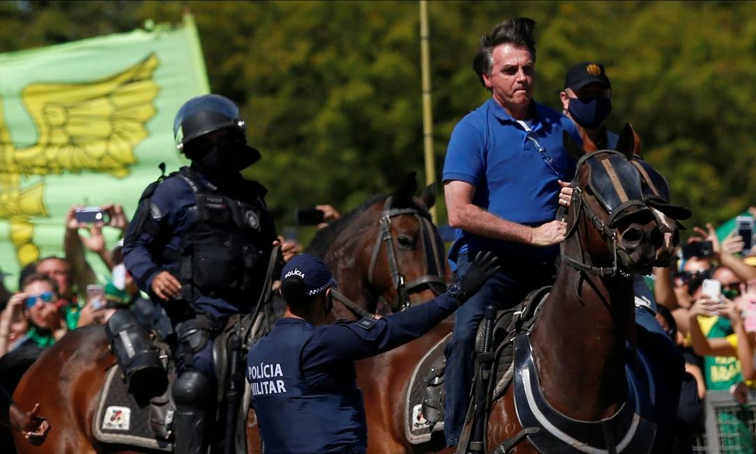 Bolsonaro montou em um cavalo da Polícia Militar durante manifestação Foto: Ueslei Marcelino / REUTERS