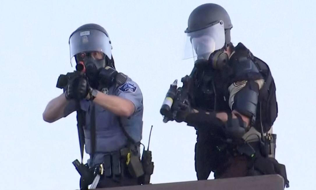 Police miram em cinegrafista Julio-Cesar Chávez da Reuters TV durante protesto em Minneapolis Foto: JULIO CESAR CHAVEZ / REUTERS