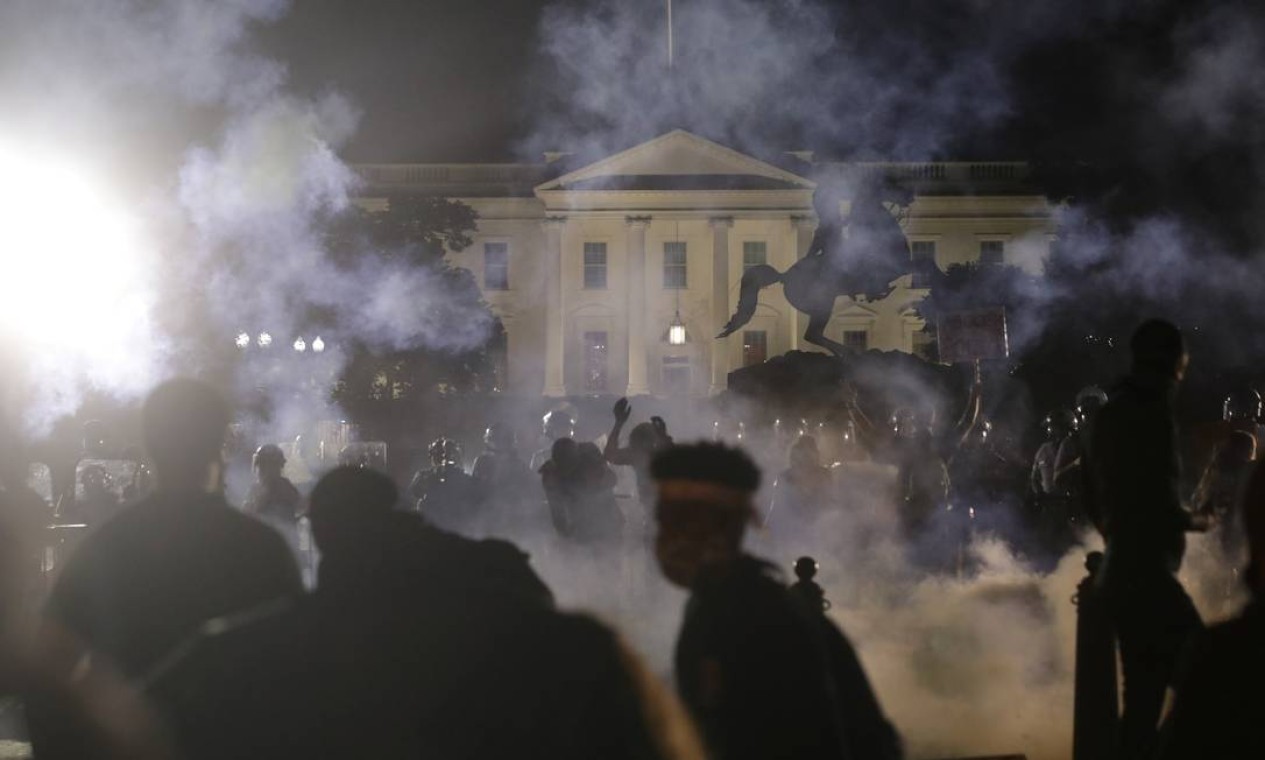 Protesto contra o assassinato de George Floyd chegou à Casa Branca, neste domingo, em Washington, que chegou a ficar apagada Foto: JONATHAN ERNST / REUTERS
