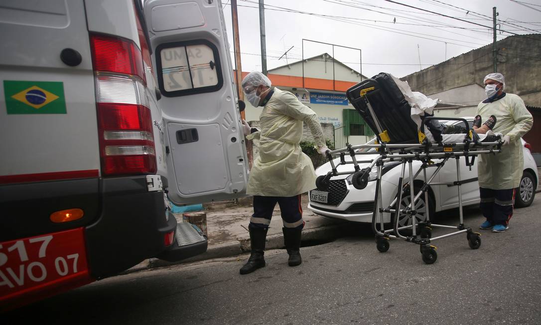Enfermeiras transportam um paciente infectado por coronavírus de uma unidade básica de saúde para um hospital em Santo André (SP) Foto: RAHEL PATRASSO/REUTERS/7-5-2020