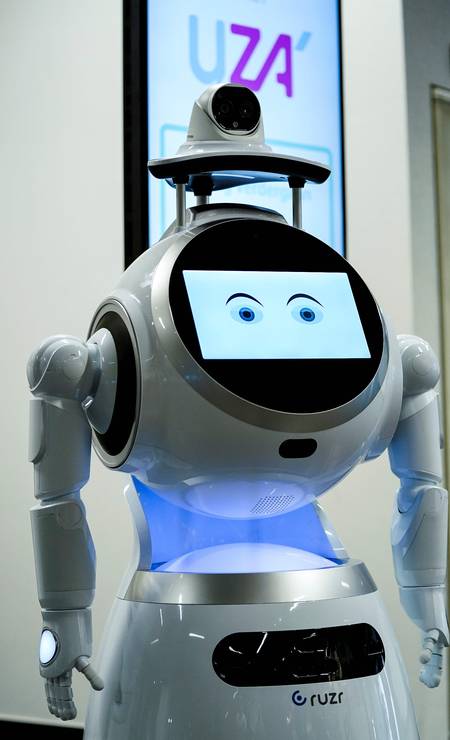 Robô que escaneia temperatura dos visitantes é visto no Hospital Universitário de Antuérpia, na Bélgica. O robô, chamado CRUZR, também detecta se visitantes estão usando máscaras Foto: KENZO TRIBOUILLARD / AFP
