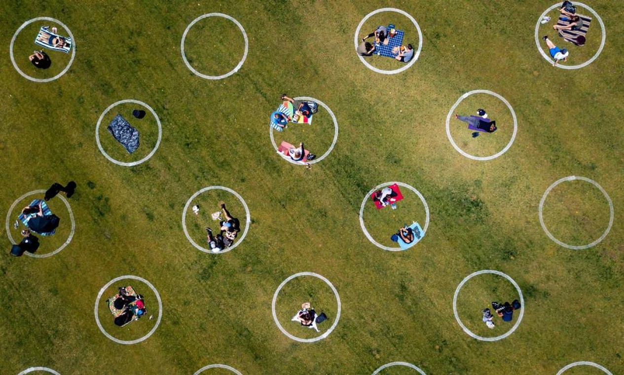 Círculos pintados na grama dividem espaços no Washington Square Park, em São Francisco, Califórnia Foto: JOSH EDELSON / AFP