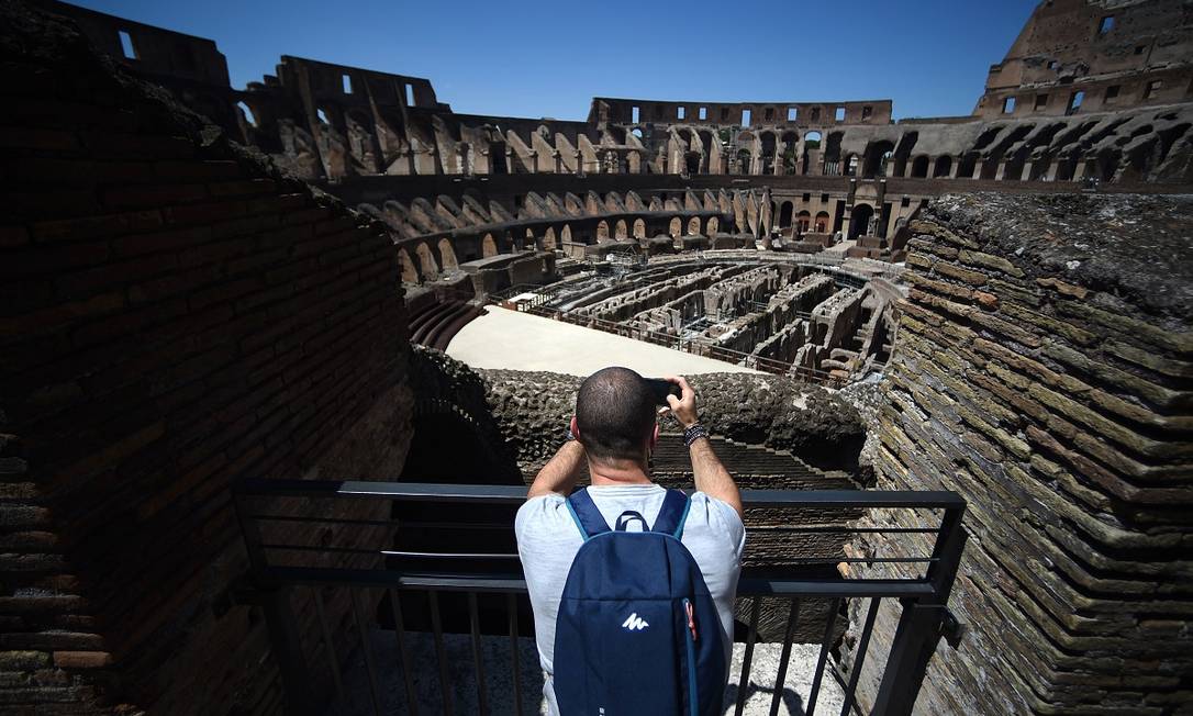 Turista fotografa o Coliseu de Roma, reaberto em 1 de junho Foto: FILIPPO MONTEFORTE / AFP