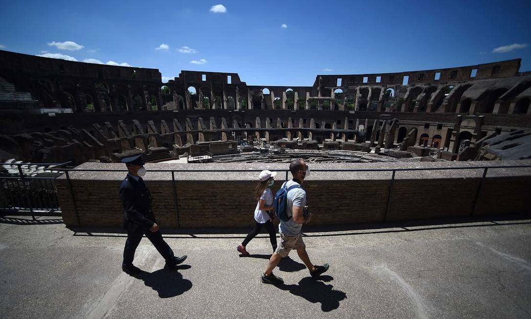 Visitantes seguidos por um segurança no Coliseu, em Roma Foto: FILIPPO MONTEFORTE / AFP