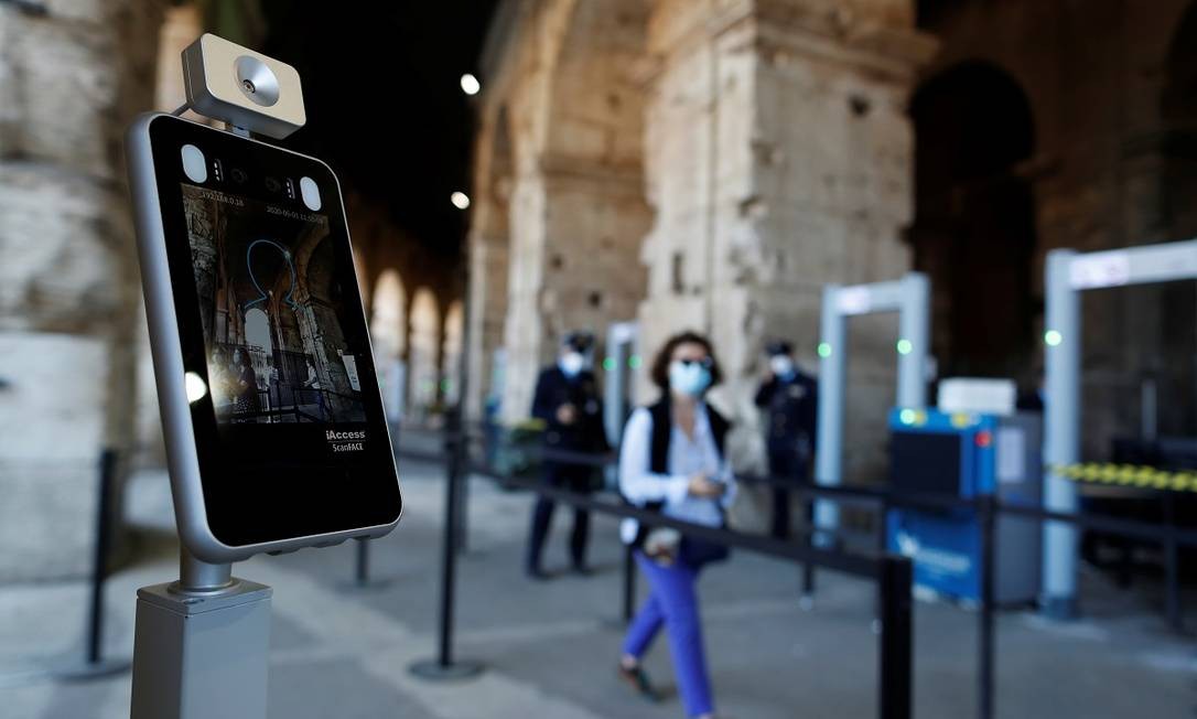 Visitante passa ao lado do scanner que mede a temperatura de todas as pessoas na entrada do Coliseu, em Roma Foto: YARA NARDI / REUTERS
