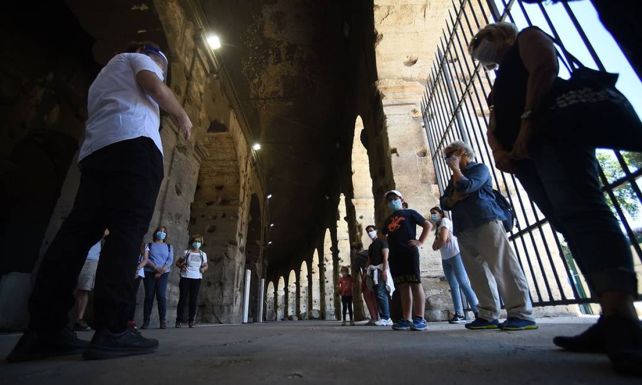 Guia conversa com grupo de visitantes antes de começar o tour pelo Coliseu Foto: FILIPPO MONTEFORTE / AFP