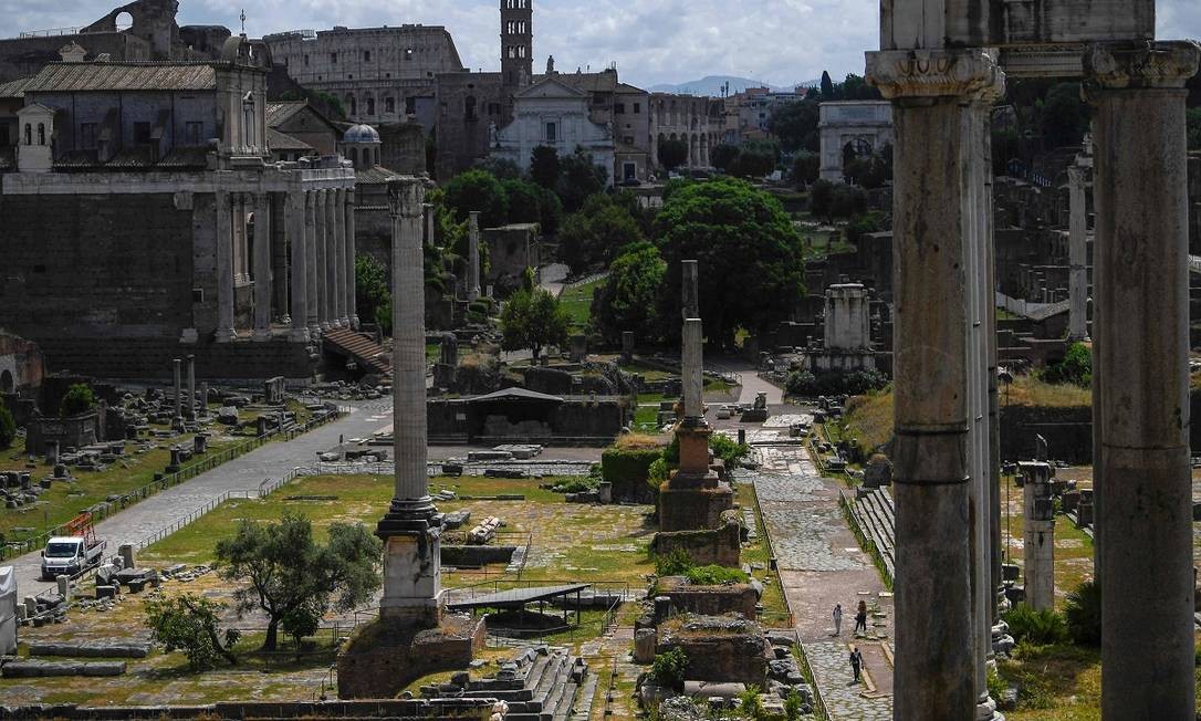 Perto do anfiteatro, o Fórum Romano é outra importante atração histórica da capital italiana que está reaberta à visitação Foto: FILIPPO MONTEFORTE / AFP