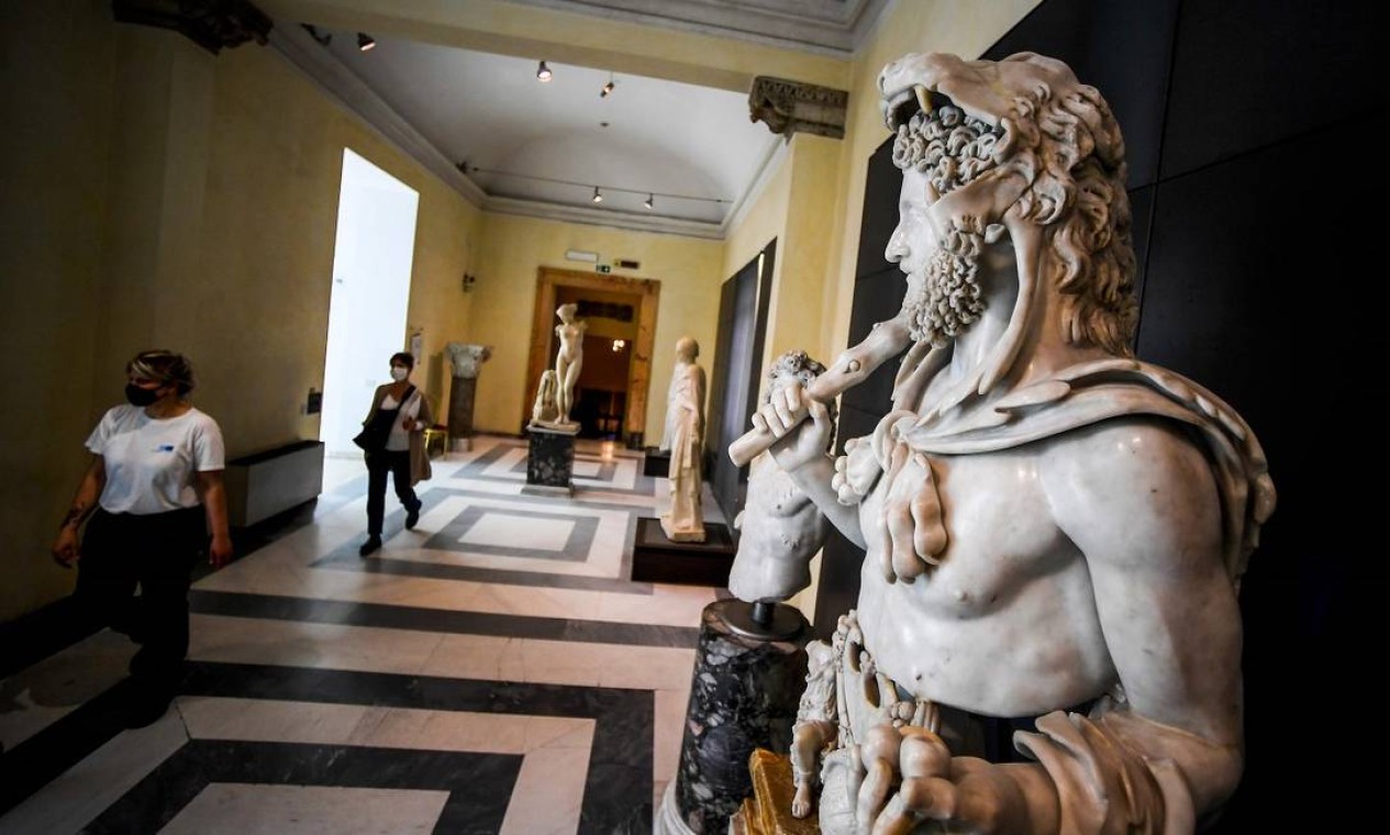 Na região estão também os Museus Capitolinos, com importante coleção de esculturas, reabertos ao público desde maio Foto: FILIPPO MONTEFORTE / AFP