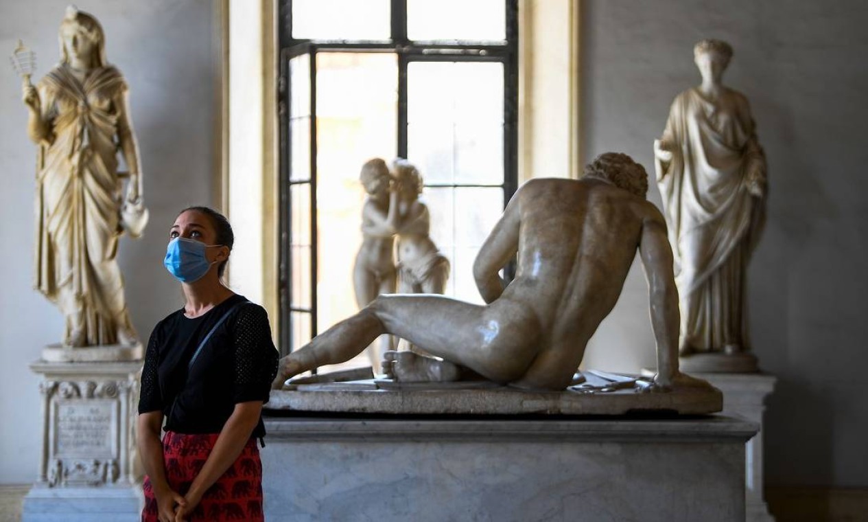 Visitante usando máscara nos Museus Capitolinos, em Roma Foto: FILIPPO MONTEFORTE / AFP