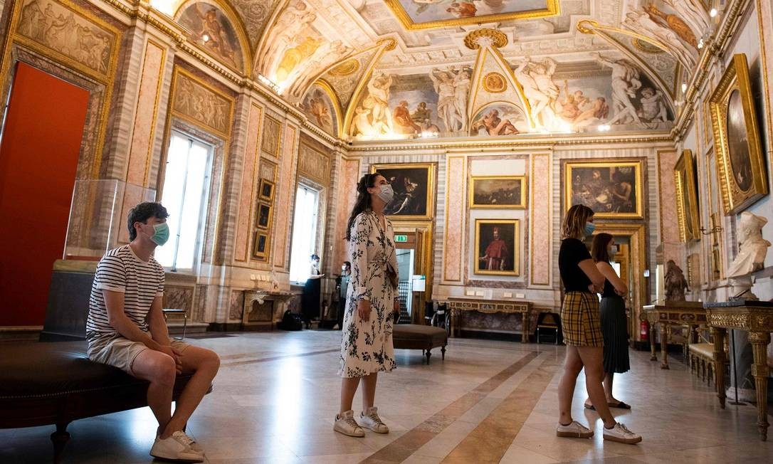 Visitantes usando máscaras na Galleria Borghese, em Roma Foto: TIZIANA FABI / AFP