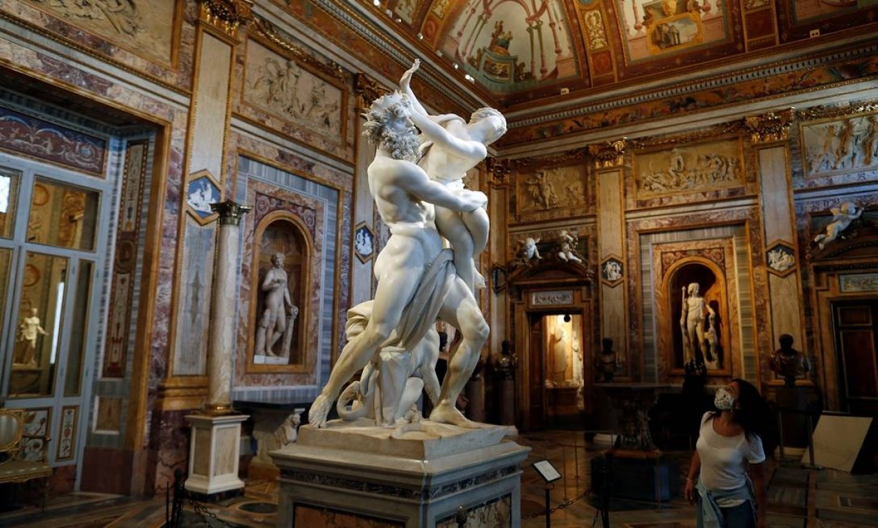 O uso de máscar também é obrigatório na Galleria Borghese Foto: YARA NARDI / REUTERS