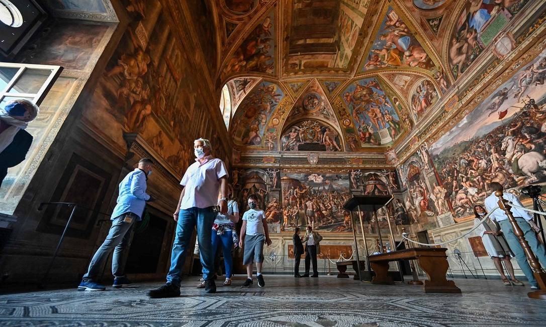 Visitantes caminham pelo Salão de Rafael, outro importante ponto dos Museus Vaticanos Foto: ANDREAS SOLARO / AFP