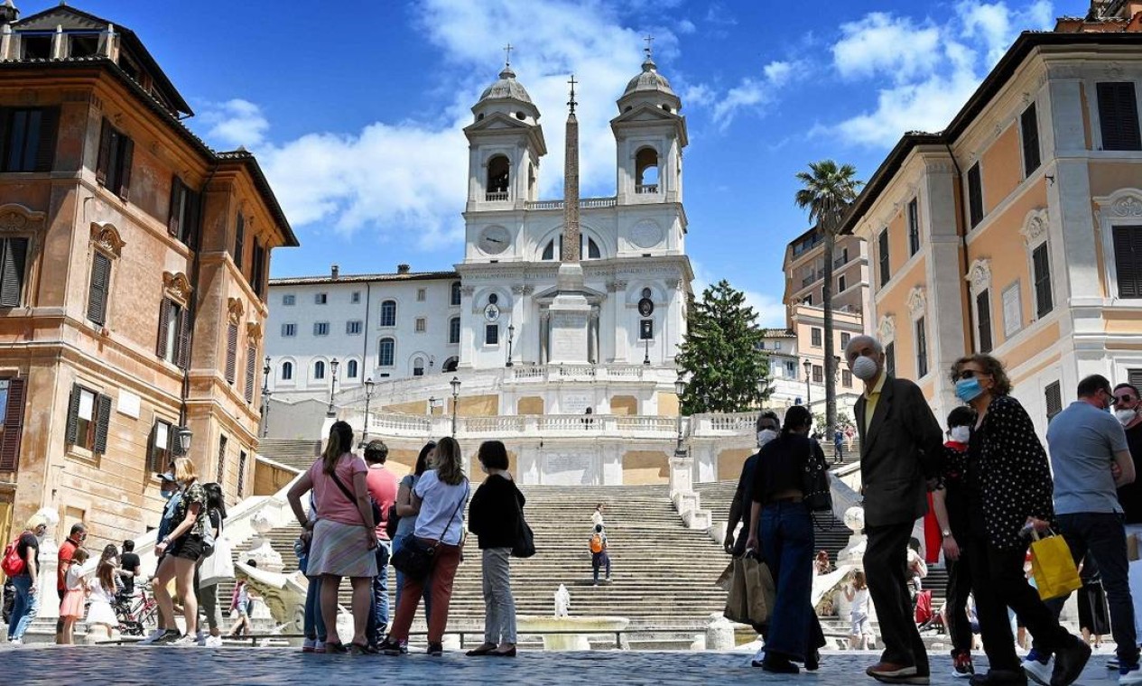 As pessoas tomam conta também dos cartões-postais de Roma, como a Piazza di Spagna Foto: ALBERTO PIZZOLI / AFP