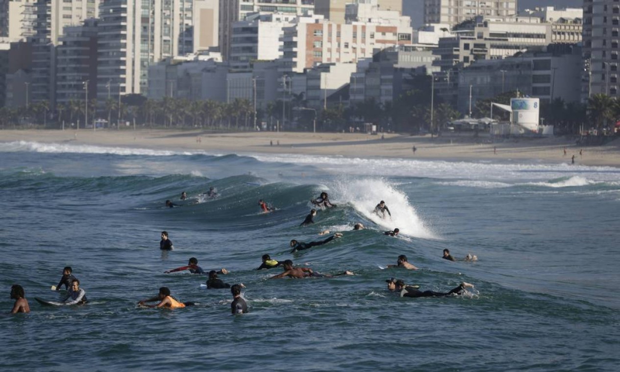 Nas praias, esportes como natação e surfe estão liberados, assim como o banho de mar foram as primeiras práticas contempladas pela flexibilização, em junho Foto: Marcia Foletto / Agência O Globo