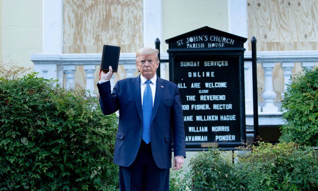 Erguendo uma Bíblia, Trump posa para fotos em frente à Igreja de São João, em Washington Foto: BRENDAN SMIALOWSKI / AFP