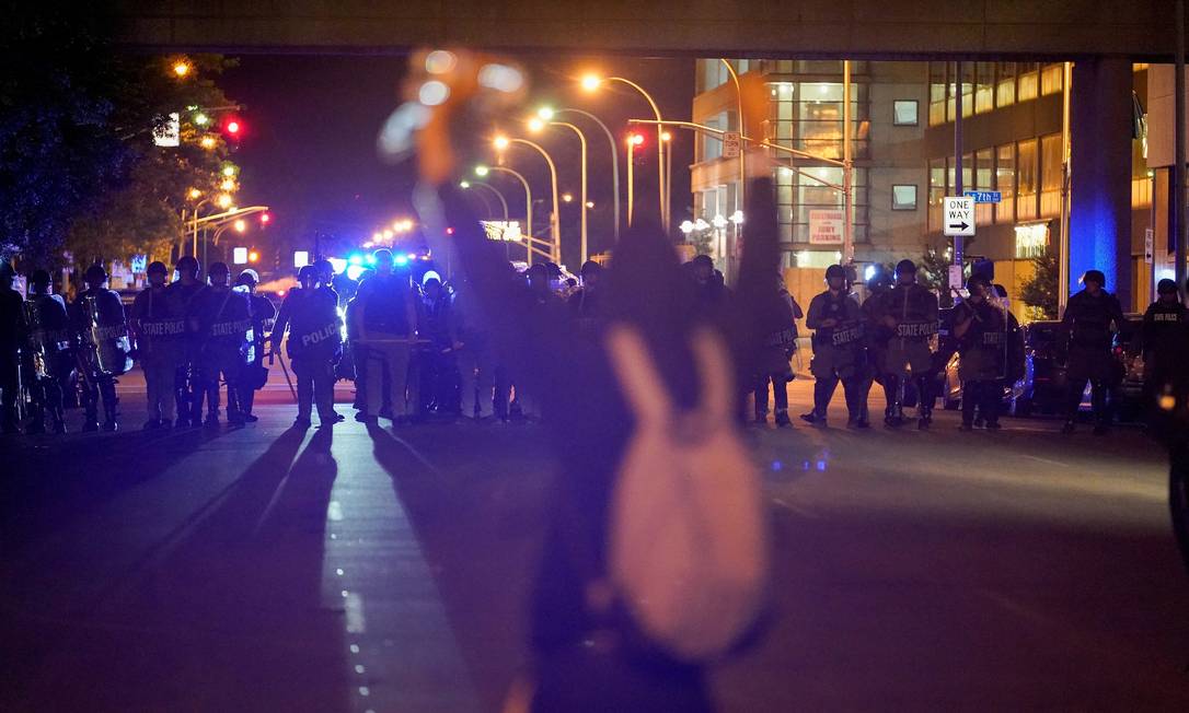 Manifestante se coloca diante de policiais em Louisville, no dia 1º de junho
Foto: BRYAN WOOLSTON / REUTERS