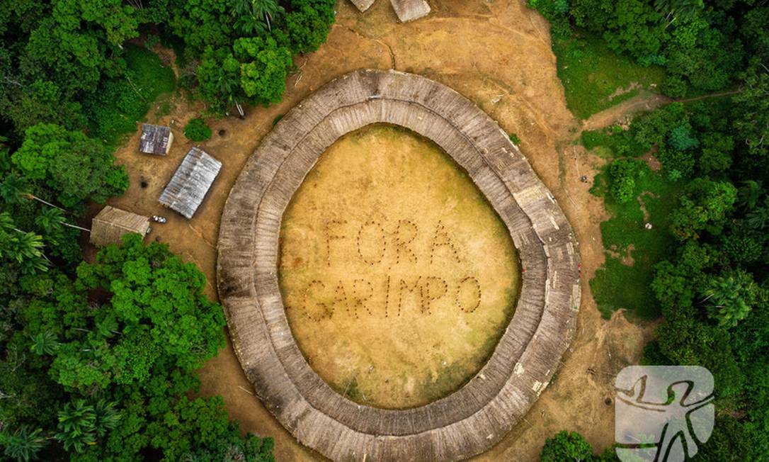 Indígenas Yanomami formam a frase Fora Garimpo no interior da maloca na aldeia Watoriki Foto: Victor Moriyama / Victor Moriyama/ISA