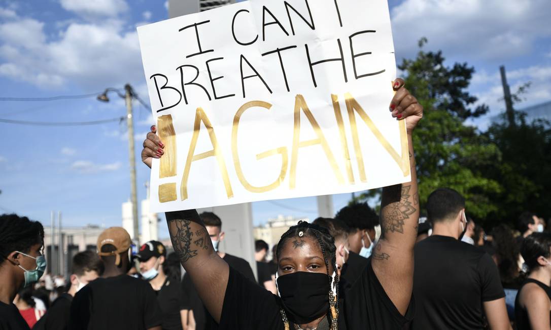 Protestos em Paris contra a violência policial contra os negros Foto: STEPHANE DE SAKUTIN / AFP