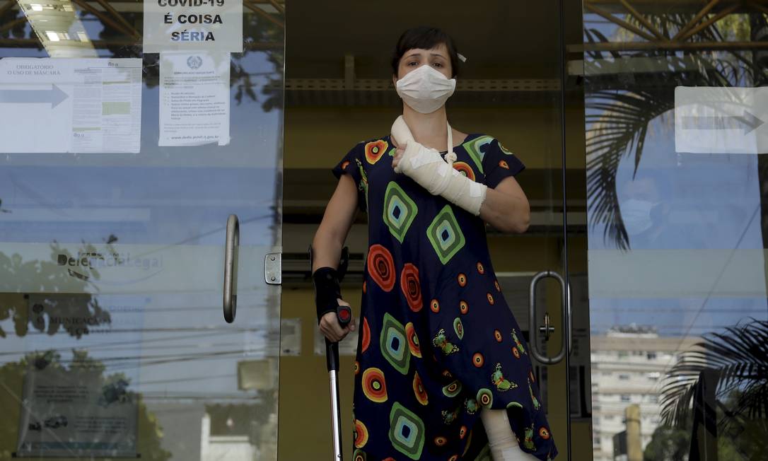 A médica Ticyana Azambuja na frente da delegacia onde prestou queixa Foto: Gabriel de Paiva / Agência O Globo