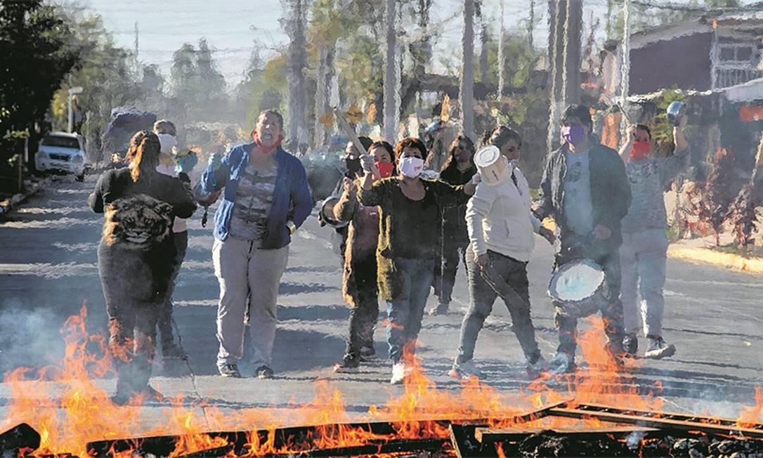 Protestos nos bairros pobres de Santiago são recorrentes durante a pandemia Foto: Arquivo