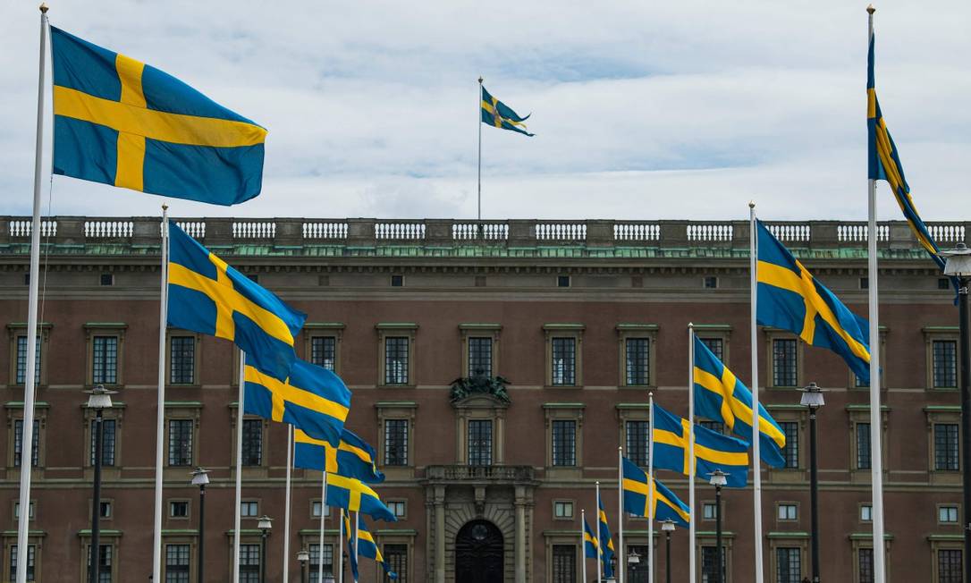Bandeiras da Suécia em frente ao Palácio Real de Estocolmo Foto: JONATHAN NACKSTRAND / AFP / 29-5-2020