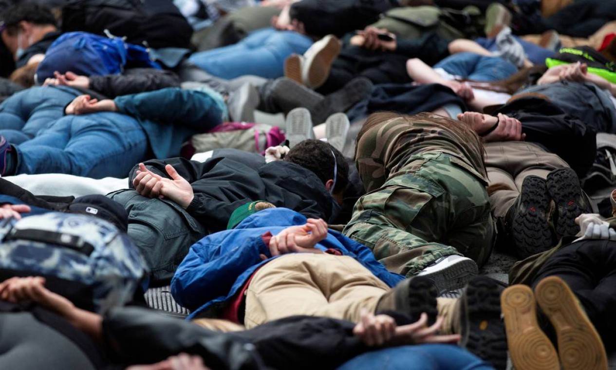 Manifestantes reproduzem, Seattle, Washington, a cena da tortura policial sofrida por George Floyd Foto: LINDSEY WASSON / REUTERS