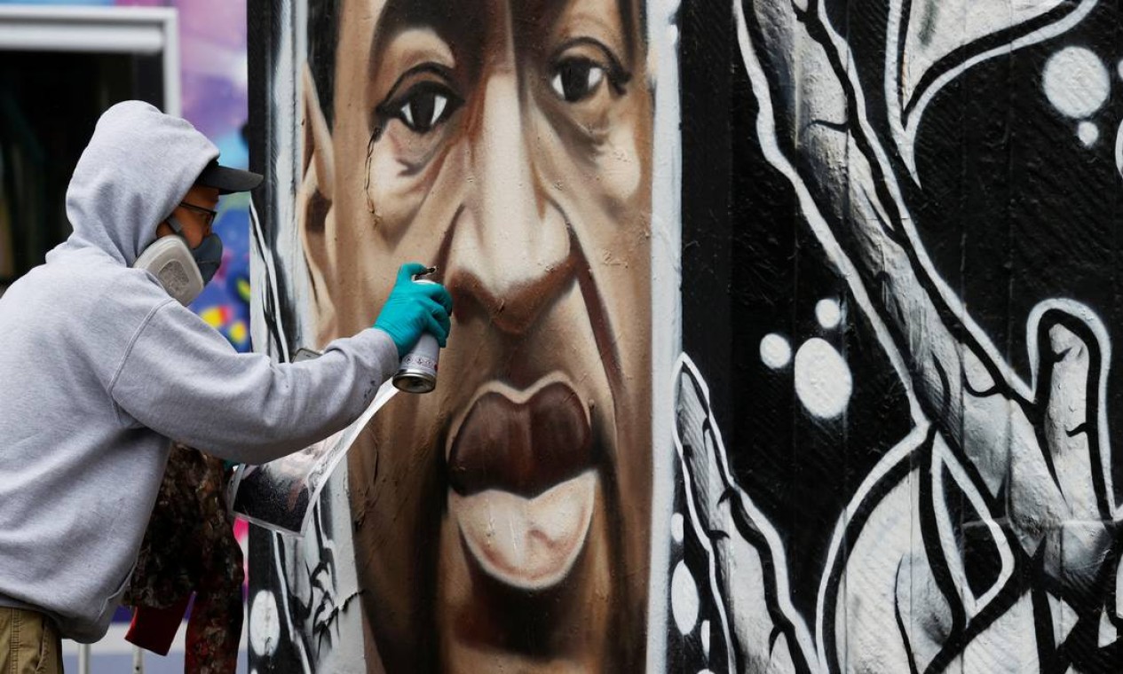 O artista Akse trabalha em um mural de George Floyd, que morreu sob custódia policial em Minneapolis, Stevenson Square, Manchester, Grã-Bretanha, 3 de junho de 2020. REUTERS / Phil Noble Foto: PHIL NOBLE / REUTERS
