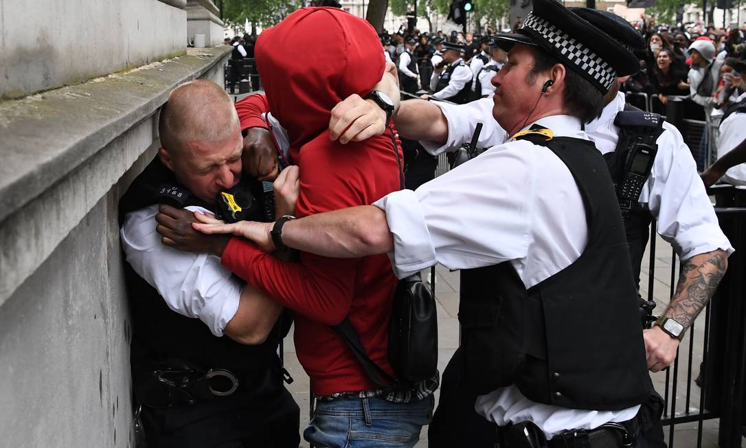 Policiais tentam deter manifestante do lado de fora de Downing Street, em Londres, em protesto contra racismo Foto: DANIEL LEAL-OLIVAS / AFP