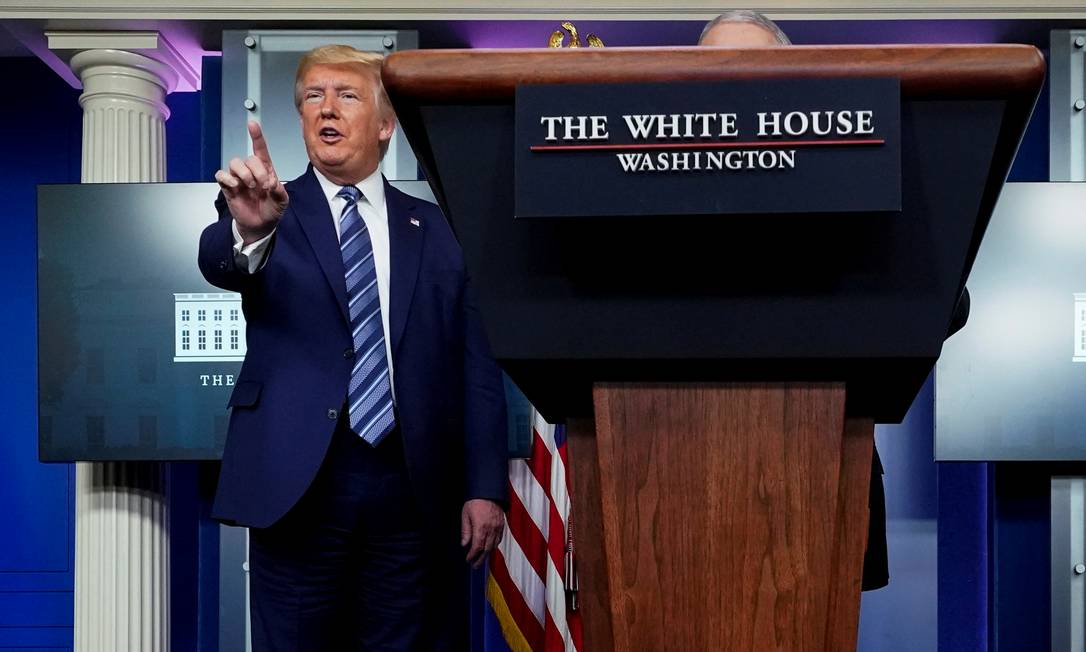 Donald Trump interrompe a pergunta de um repórter durante entrevista coletiva na Casa Branca, no dia 5 de abril Foto: Joshua Roberts / REUTERS